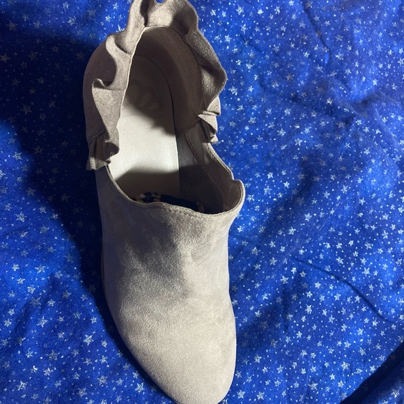 8.5 EUC Fergalicious Ankle Boots Ruffle. Faux Suede. Taupe. - Picture 3 of 12